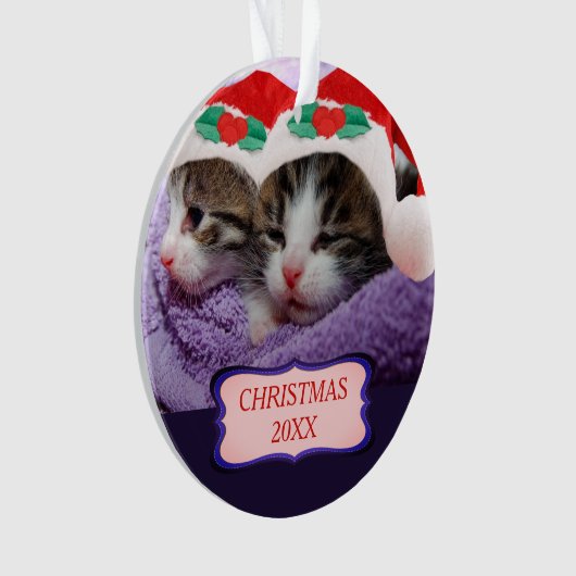 Kittens met Red Santa Hats Kerstmis 20XX Ornament (voorkant)