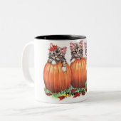 Kittens op pompoenen voor Halloween Tweekleurige Koffiemok (Voorkant links)