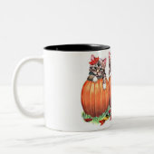 Kittens op pompoenen voor Halloween Tweekleurige Koffiemok (Links)