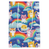 Kittens op Regenbogen Kleine Meisje Verjaardag Medium Cadeauzakje (Achterkant)