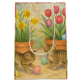 Kittens Playing with Easter Eggs  Medium Cadeauzakje (Achterkant)