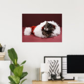 Kittens slapen samen in het kerstpet poster (Thuiskantoor)