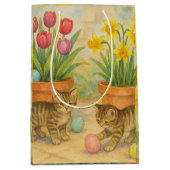 Kittens spelen met Pasen eieren  Medium Cadeauzakje (Voorkant)
