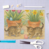 Kittens spelen met Pasen eieren Tissuepapier (Craft)