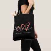 Kittig Koraal Roze Elegante Script Naam Monogram Tote Bag (Dichtbij)