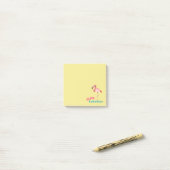 Kittige typografie met roze flamingo post-it® notes (Op bureau)