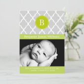 Kiwi Green Quatrefoil Monogram Birth Announements Aankondiging (Staand voorkant)
