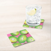 Kiwi op roze cocktailservet neon groen en roze kartonnen onderzetters (Insitu)