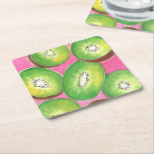 Kiwi op roze cocktailservet neon groen en roze kartonnen onderzetters (Schuin)