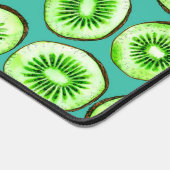 Kiwi snijdsels op turquoise bureaumat (Hoek)
