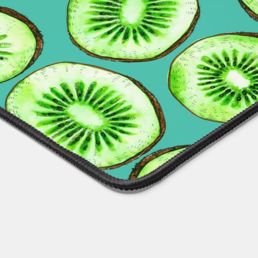 Kiwi snijdsels op turquoise bureaumat (Hoek)