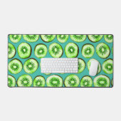 Kiwi snijdsels op turquoise bureaumat (Keyboard & Muis)