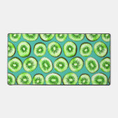 Kiwi snijdsels op turquoise bureaumat (Voorkant)