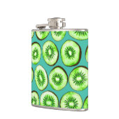 Kiwi snijdsels op turquoise heupfles (Links)