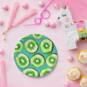 Kiwi snijdsels op turquoise papieren bordje (Feest)