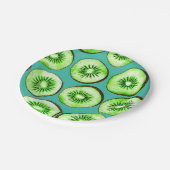 Kiwi snijdsels op turquoise papieren bordje (Gekanteld)