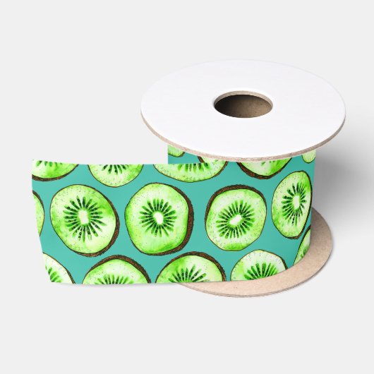 Kiwi snijdsels op turquoise satijnen lint (Spoel)