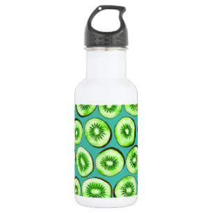 Kiwi snijdsels op turquoise waterfles 