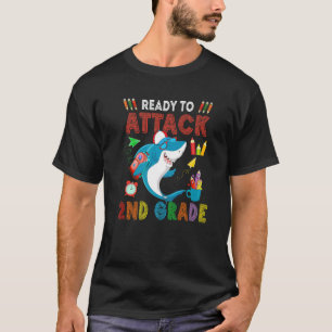 Klaar om 2e klas haai zonnebril aan te vallen met t-shirt
