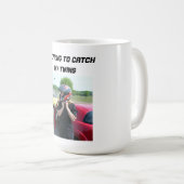 KLAAR OM MIJN TWEELING TE VANGEN KOFFIEMOK (Voorkant rechts)