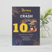 Klaar om te crashen monstertruck donkere verjaarda kaart (Staand voorkant)