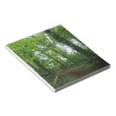 Kladblok met pad door het groene bos (Schuin)