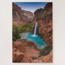 Klandscape met waterval in een canyon