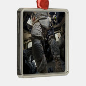 Klanten leren hun konvooprocedures metalen ornament (Rechts)