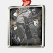 Klanten leren hun konvooprocedures metalen ornament (Links)