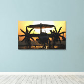 Klanten werken aan een E-2C Hawkeye vliegtuig Canvas Afdruk (Insitu (Houten vloer))