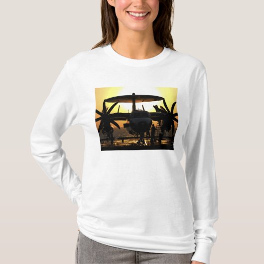 Klanten werken aan een E-2C Hawkeye vliegtuig T-shirt (Voorkant)