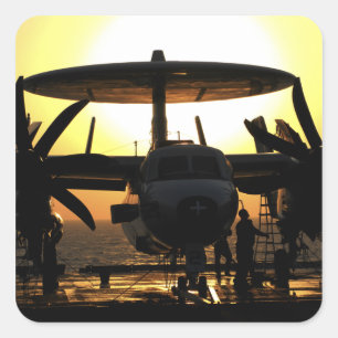 Klanten werken aan een E-2C Hawkeye vliegtuig Vierkante Sticker