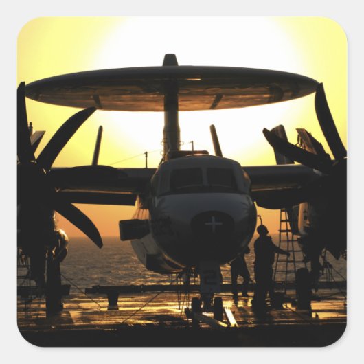 Klanten werken aan een E-2C Hawkeye vliegtuig Vierkante Sticker (Voorkant)