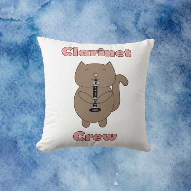 Klarinet Crew Roze Bruin Kat Grappig Kussen (A throw pillow with a brown cartoon cat playing the clarinet with the words clarinet crew in pink.)