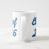 Klas van 2026 blauwe script afstuderen grote koffiekop (Achterkant)
