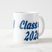 Klas van 2026 blauwe tekst afstuderen grote koffiekop (Voorkant rechts)