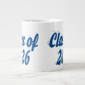 Klas van 2026 blauwe tekst afstuderen grote koffiekop (Voorkant)