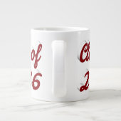 Klas van 2026 bordeauxrood script afstudeertekst grote koffiekop (Achterkant)