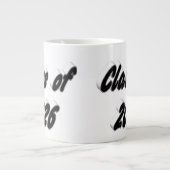 Klas van 2026 zwart lettertype afstuderen grote koffiekop (Voorkant)
