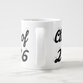 Klas van 2026 zwarte script afstudeercadeau grote koffiekop (Achterkant)