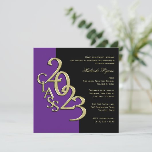 Klasse 2023 Afstudeerder Paarse en gouduitnodiging Kaart (Staand voorkant)