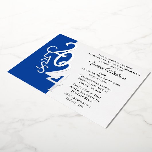 Klasse 2024 Afstuderen Blauw en Zilverfolie Folie Uitnodiging (Gedraaid)