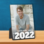 Klasse Afstudeerder Fotoantenrug Fotoplaat<br><div class="desc">Uw favoriete afstuderen foto, naam en afstuderen klasse van 2022, of om het even welk jaar, zet direct op een hardboard paneel voor een verbluffend scherp afbeelding met een gemakkelijk veeg schoon oppervlak en een ingebouwde esel. Geweldig als geschenk of om je favoriete foto in je huis weer te geven....</div>