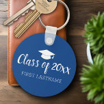 Klasse Jaar en naam - Blauw kan kleur wijzigen Sleutelhanger<br><div class="desc">Voeg afstuderen naam en elk jaar toe aan dit minimalistische,  moderne ontwerp. Dit kan worden gebruikt voor elke afstuderen of reünie - middelbare school,  hogeschool,  afstudeerder school,  verpleegkunde,  medische school of zelfs handelsschool.</div>