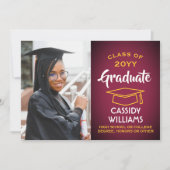 Klasse Jaar Maroon en Goud Modern Afstuderen Foto Kaart (Voorkant)