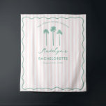 Klasse Palm Springs Bachelorette-fotobehang Wandkleed<br><div class="desc">Dit stoffen fotobehang kan zowel dienen als welkomstbord als decoratie voor het weekend!  Modern en elegant "Palm Springs Before The Rings"-fotobehang met een trendy handgetekende golvende rand en waaierpalmen.</div>