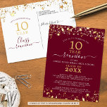 Klasse Reunion Burgundy Gold Stars lichten elk jaa Briefkaart<br><div class="desc">Moderne en elegante klasse reünie briefkaart uitnodiging voor elk jaar reünie (getoond voor een 10 jaar) met gouden sterren en lichten, elegante handgeschreven scripttypografie en een aangepaste kleur achtergrond (getoond in het bourgogne) die u kunt veranderen naar uw school kleur of feest thema kleur. Alle tekst kan worden bewerkt om...</div>