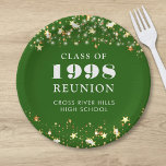 Klasse Reunion Groen Gouden Sterren Gepersonalisee Papieren Bordje<br><div class="desc">Vier met klasgenoten op uw school of college class reünie met deze gepersonaliseerde en aangepaste kleur papier borden voor elke afstudeerklas (het jaar is bewerkbaar) met uw klas jaar en school naam. Het ontwerp is voorzien van gouden sterren en snaarlampjes tegen een bewerkbare groene achtergrondkleur en tekstkleuren die u kunt...</div>