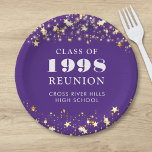 Klasse Reunion Paarse gouden sterren gepersonalise Papieren Bordje<br><div class="desc">Vier met klasgenoten op uw school of college class reünie met deze gepersonaliseerde en aangepaste kleur papier borden voor elke afstudeerklas (het jaar is bewerkbaar) met uw klas jaar en school naam. Het ontwerp is voorzien van gouden sterren en snaarlampjes tegen een bewerkbare paarse achtergrondkleur en tekstkleuren die u kunt...</div>