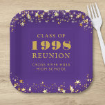 Klasse Reunion Paarse gouden sterren gepersonalise Papieren Bordje<br><div class="desc">Gepersonaliseerde paarse middelbare school of college klasse reünie papieren borden voor elke afstudeerklas (het jaar is bewerkbaar) met uw klas jaar en school naam. Het ontwerp is voorzien van gouden sterren en snaarlampjes tegen een bewerkbare paarse achtergrondkleur die u kunt veranderen in uw schoolkleur. WIJZIGINGEN: De achtergrond- en tekstkleuren kunnen...</div>